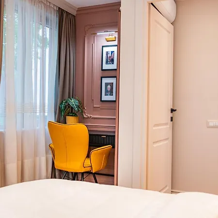 Pink Perfection - One-bedroom Gemstone Oasis Apartment Bucharest