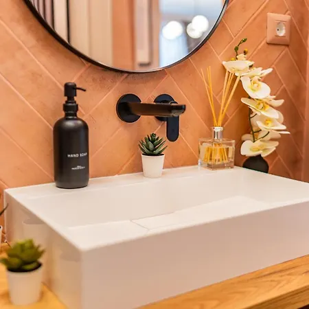 Apartment Pink Perfection - One-bedroom Gemstone Oasis *