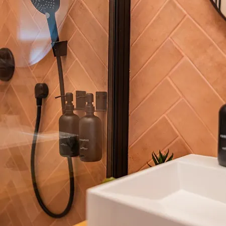 Pink Perfection - One-bedroom Gemstone Oasis Apartment Bucharest