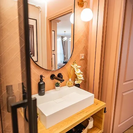 Pink Perfection - One-bedroom Gemstone Oasis Apartment *