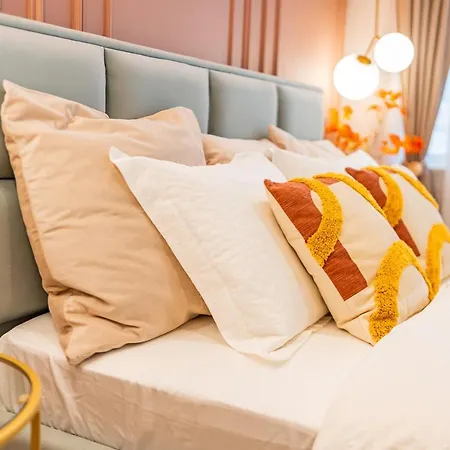 Pink Perfection - One-bedroom Gemstone Oasis Bucharest