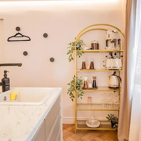 Pink Perfection - One-bedroom Gemstone Oasis Apartment *