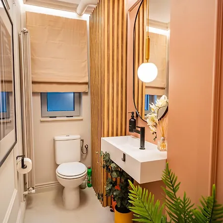 Apartment Pink Perfection - One-bedroom Gemstone Oasis *