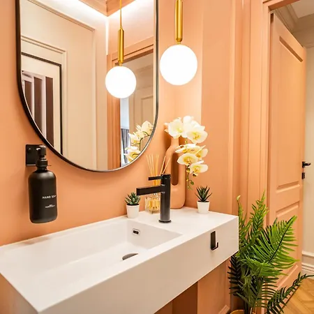 Pink Perfection - One-bedroom Gemstone Oasis Apartment Bucharest